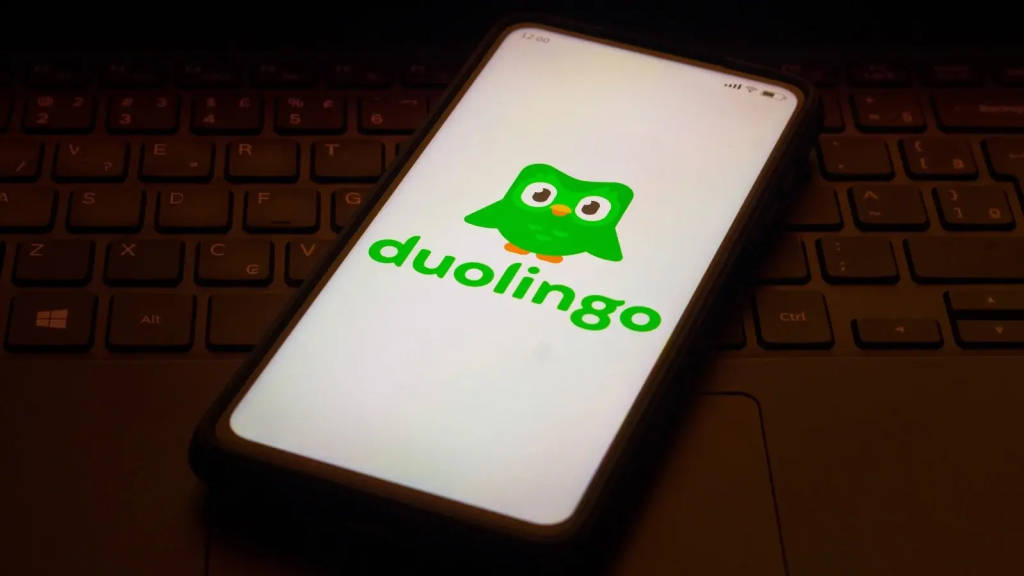 Aplicatia Duolingo instalata pe un smartphone