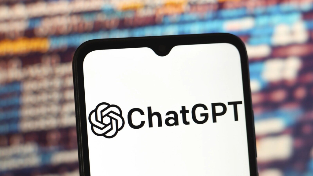 Logo-ul aplicației ChatGPT instalată pe smartphone