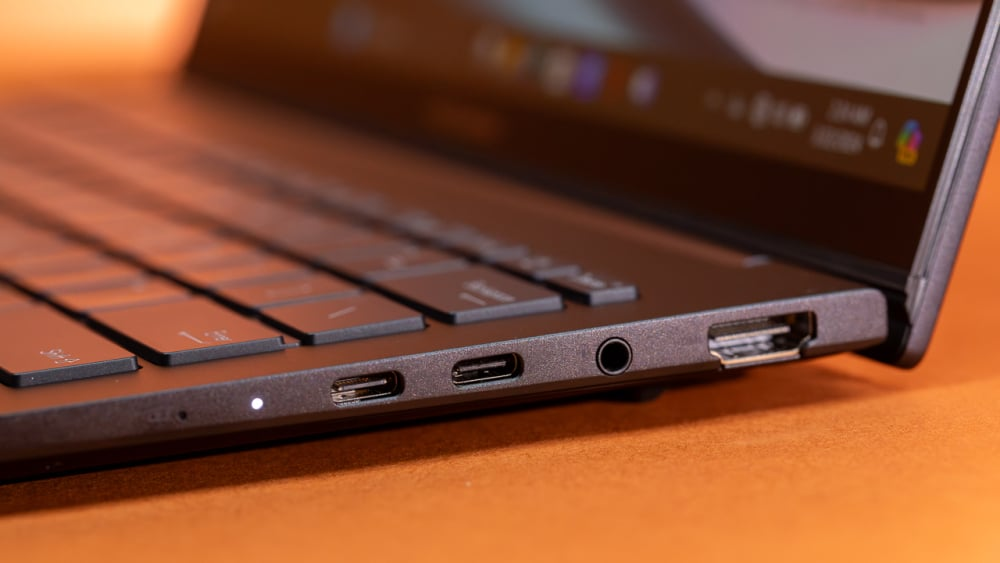 Porturile de conectivitate ale laptopului Asus Zenbook 14 OLED