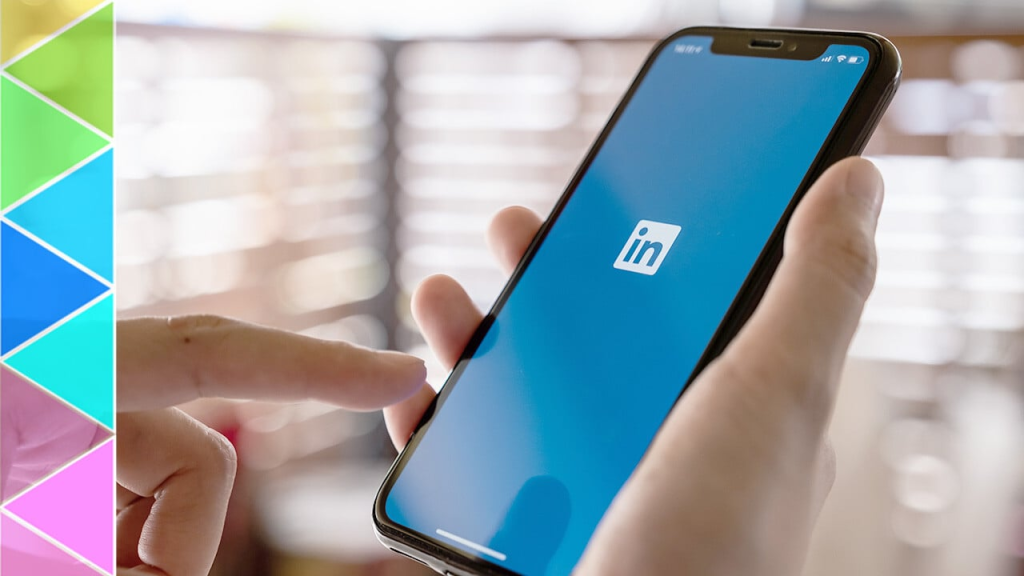 Aplicația Linkedin instalata pe un smartphone