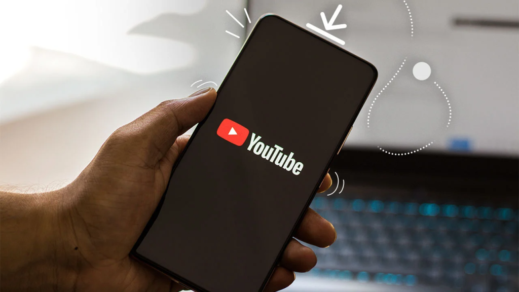 Aplicatia YouTube ruleaza pe un smartphone