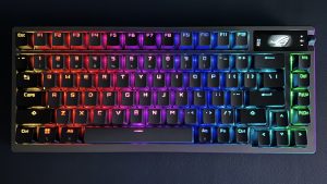 Recenzie Asus ROG Azoth: Aproape perfect, dar software-ul lasă de dorit