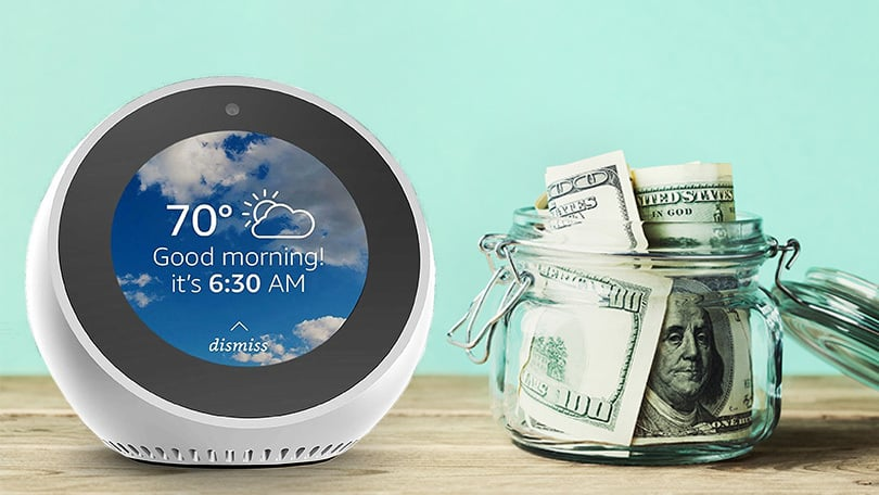 Bani cashi alaturi de o boxa Amazon Alexa