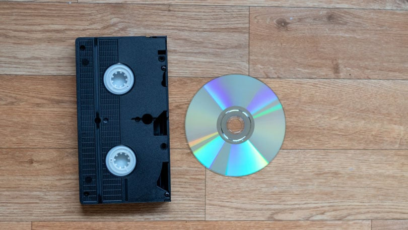 O caseta VHS si un disc DVD
