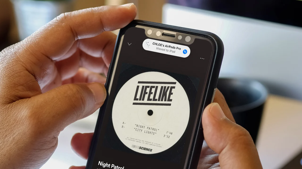 Casti AirPods conectate la iPhone