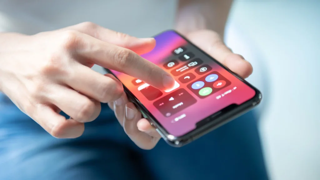 Cum se folosește și personalizează centrul de control pe iPhone, iPad sau Mac