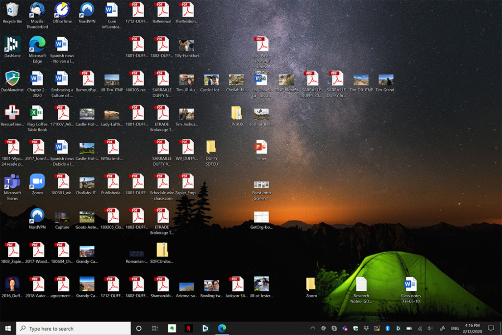 Exemplu de desktop dezordonat, plin de iconite