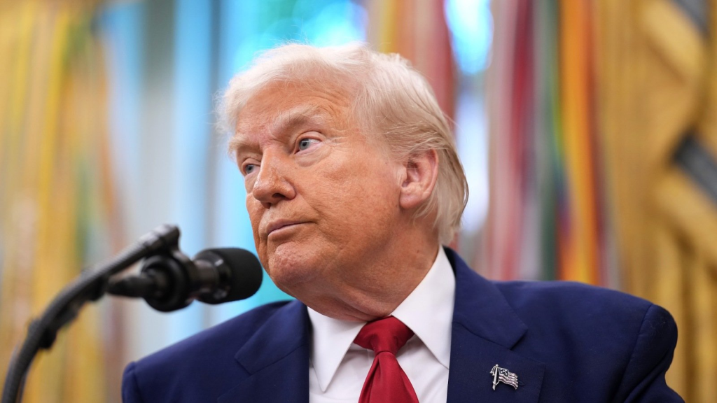 Fotografie cu Donald Trump din timpul unei conferinte de presa