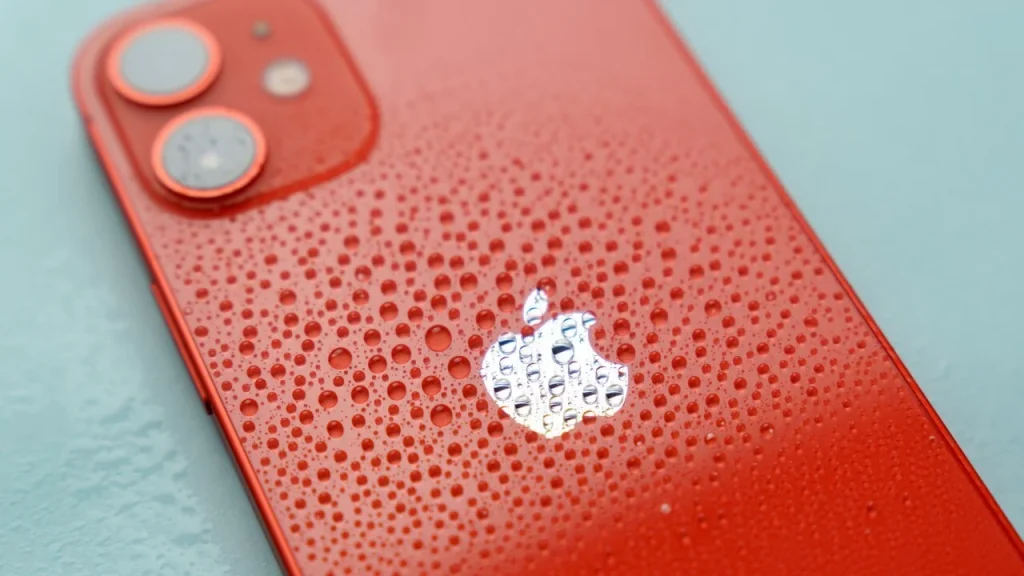 Cum scoți apa din difuzoarele iPhone-ului tău