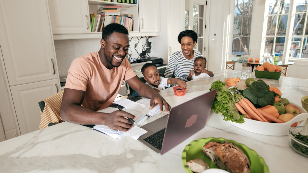 Familie isi gestioneaza bugetul folosind Money in Excel pe un laptop