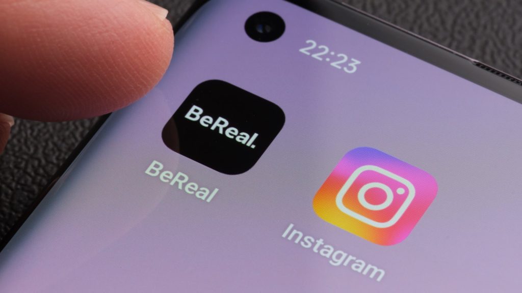 Cum să folosești BeReal și să renunți la fotografiile atent aranjate ale influencerilor pentru poze zilnice spontane