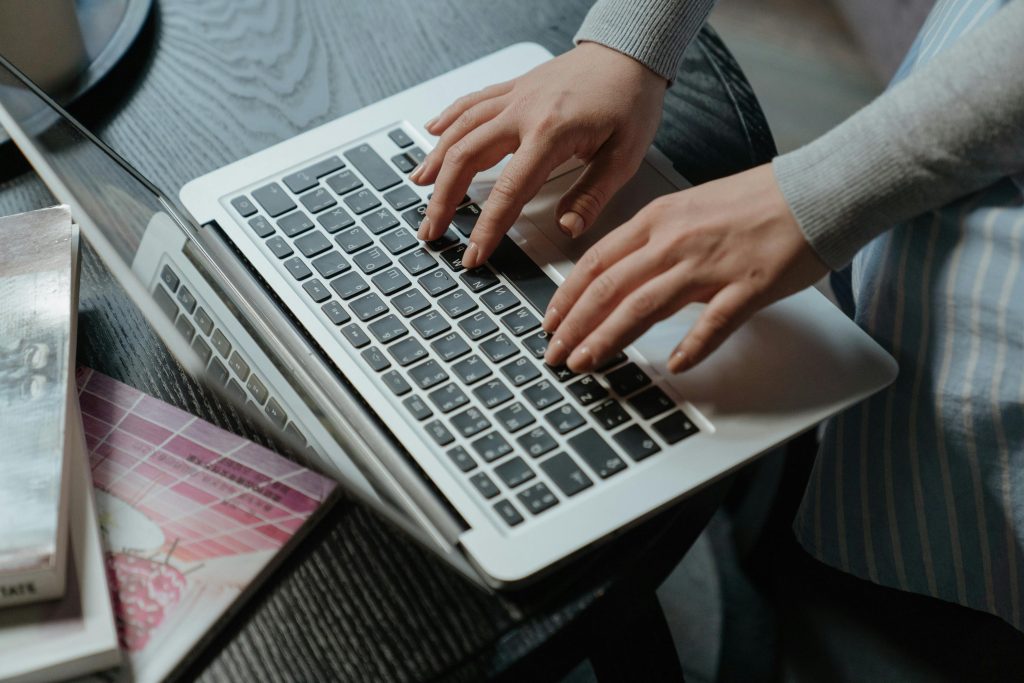 Persoana completeaza un formular de contact pe laptop