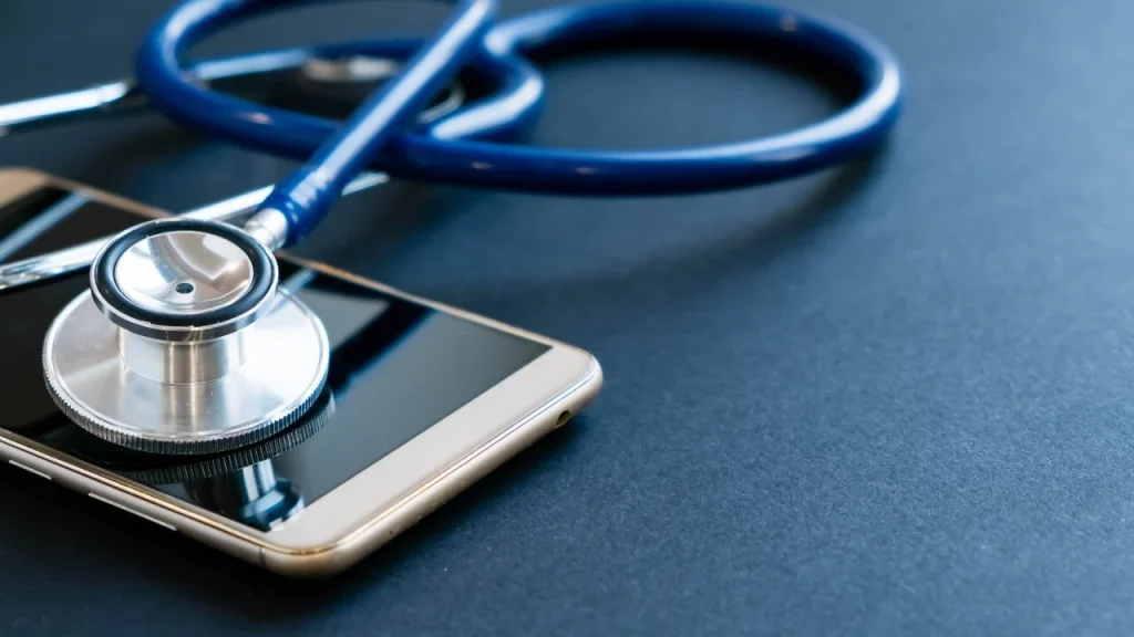 Imagine sugestiva a diagnosticelor cu un stetoscop si un iPhone