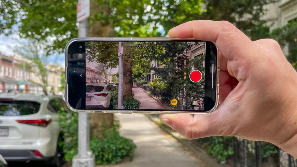 Cum să înregistrezi videoclipuri spațiale cu un iPhone și să le redai pe Vision Pro