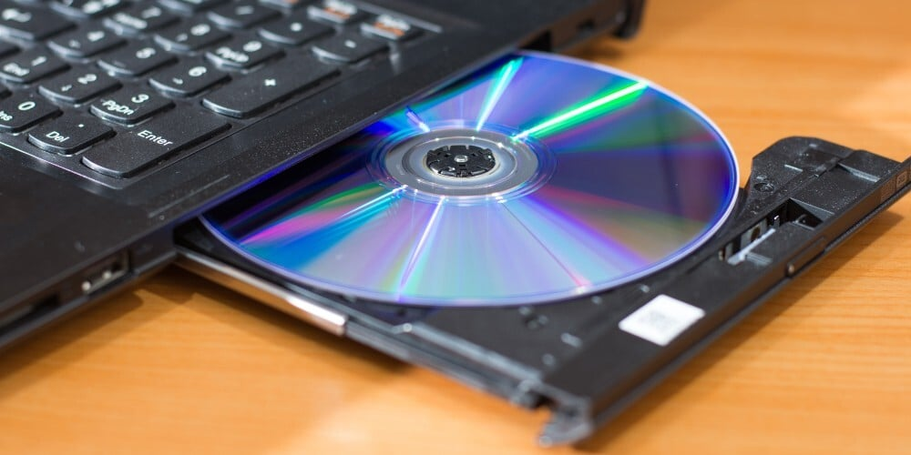 CD acu imaginea de sistem (ISO) a sistemului de operare Windows