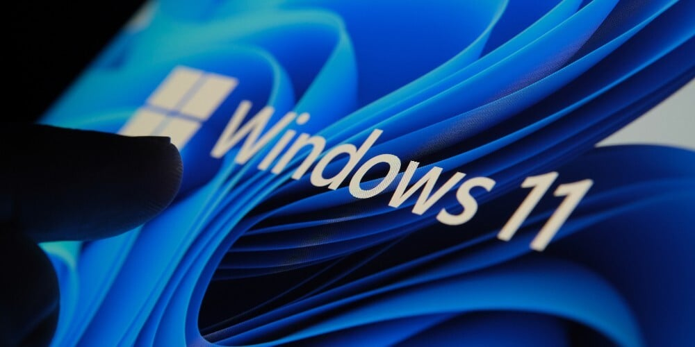 Laptop pe care ruleaza sistemul de operare Windows 11