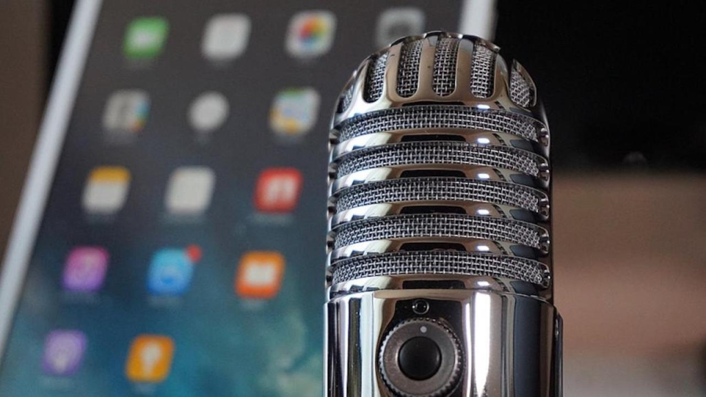 MIcrofon de podcast alaturi de un smartphone