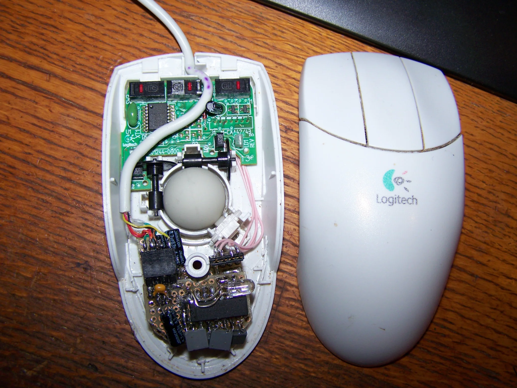 Mouse mecanic Logitech cu mecanismul la vedere