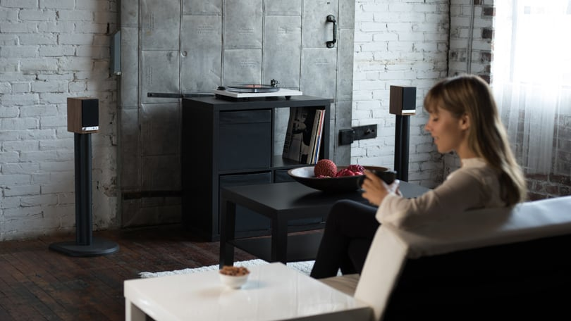 Tanara asculta muzica pe vinil la boxe wireless