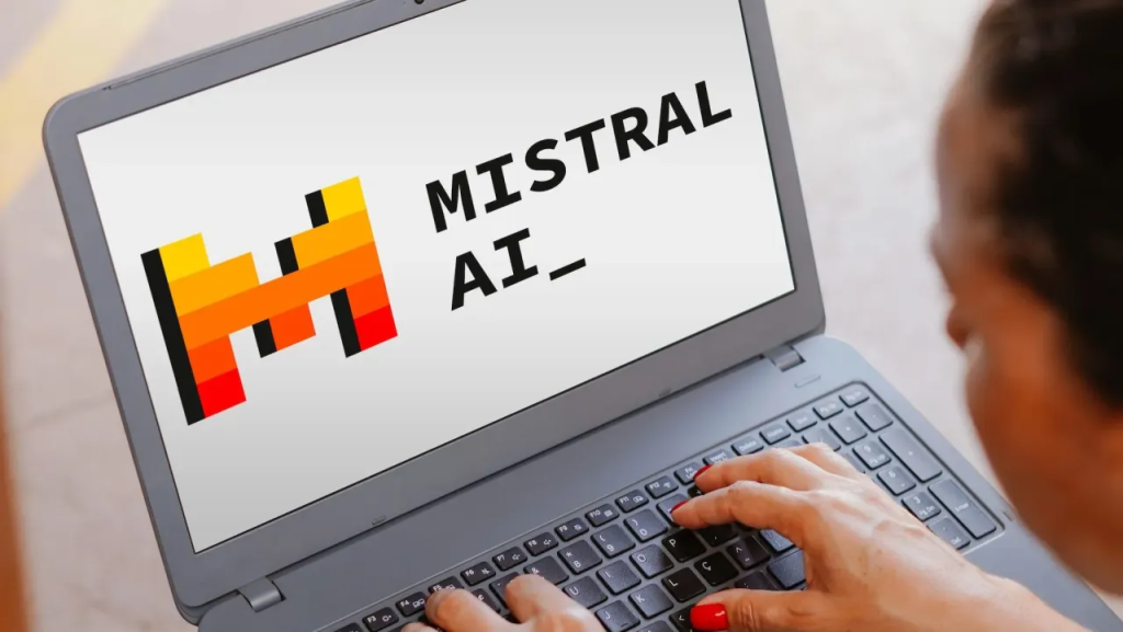 Persoana utilizeaza Mistral AI