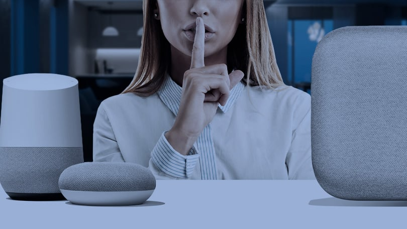 Persoana foloseste Google Home inainte de somn