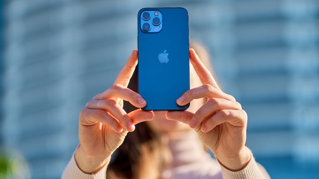 Persoana face o fotografie folosind un Iphone 16