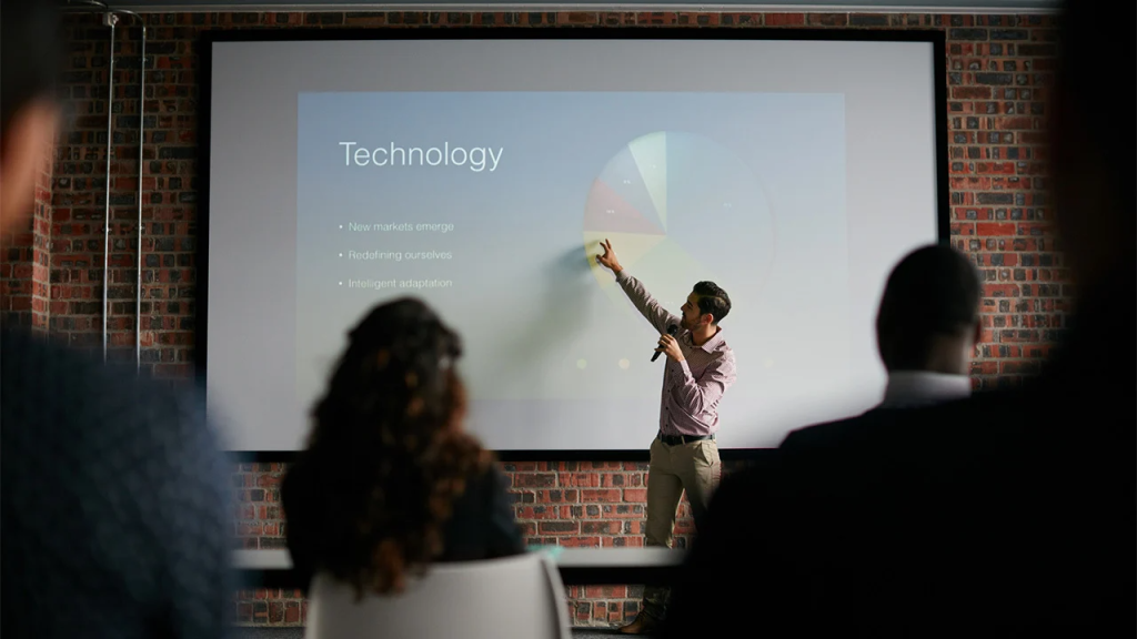 Persoana sustine o prezentare Powerpoint