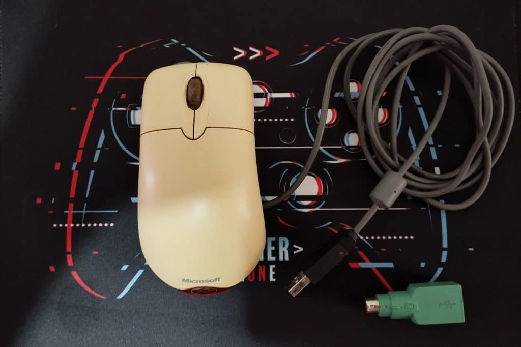 Unul dintre primele modele de mouse-uri optice dezvoltate de Microsoft