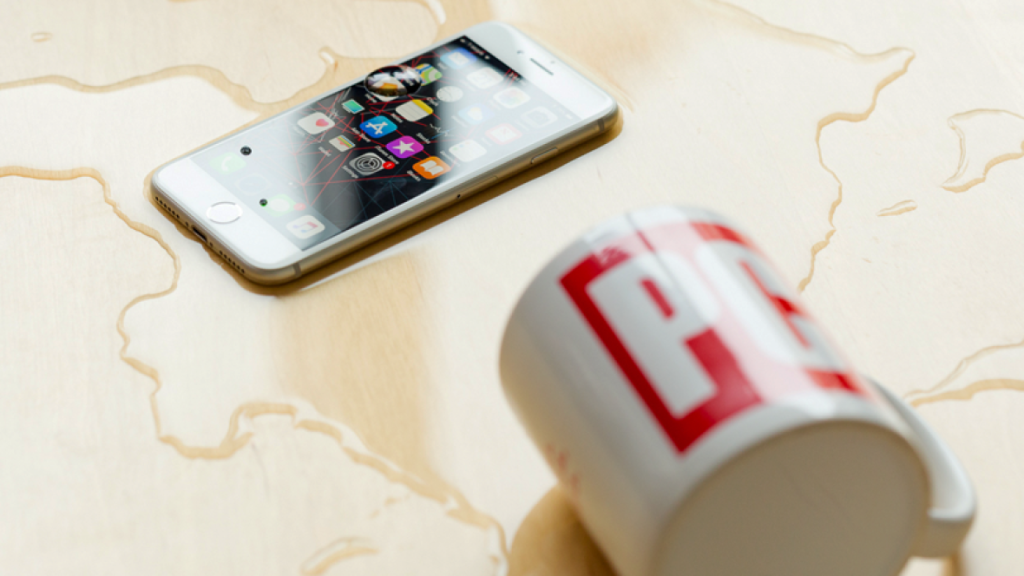 Lichid varsat pe un Iphone