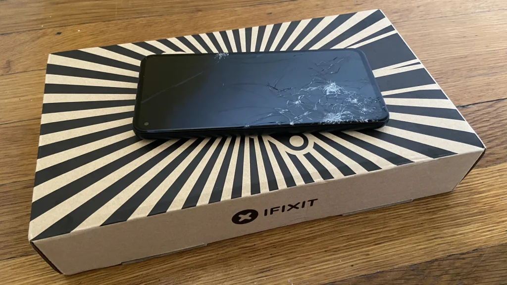 Demo DIY: cât de simplu este să îți repari singur ecranul spart al telefonului?