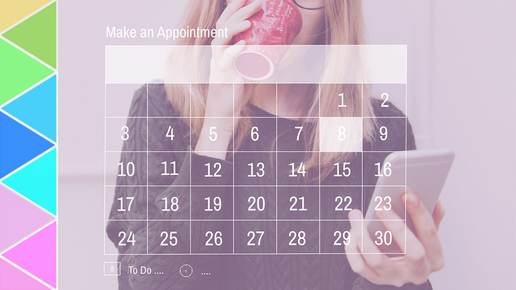 Persoana programeaza un meeting intr-o aplicatie de booking