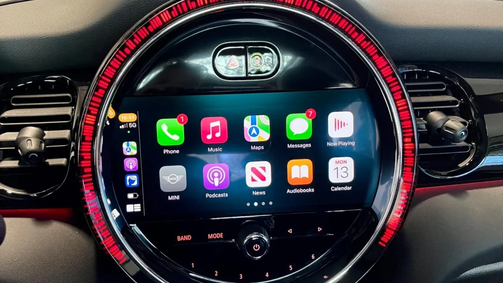 Păstrează-ți privirea pe drum: 13 sfaturi Apple CarPlay pe care orice șofer ar trebui să le cunoască