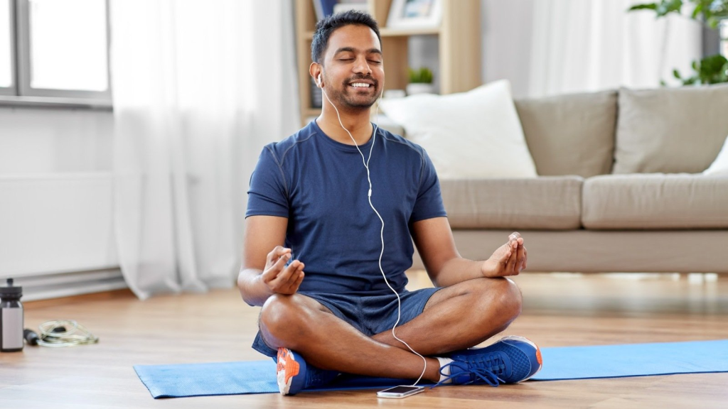 Tanar practica Yoga in timp ce isi foloseste iPhoneul
