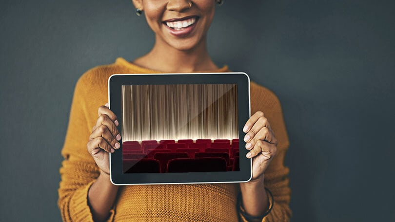 Tanara folosește un Ipad pentru a crea filme