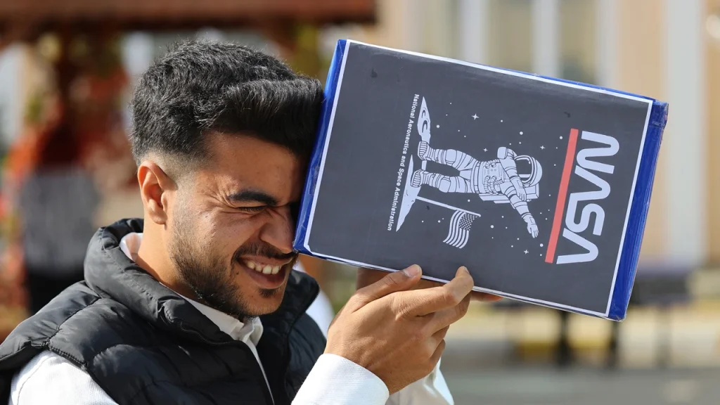 Cum să faci o cameră obscură pentru a urmări eclipsa solară fără ochelari