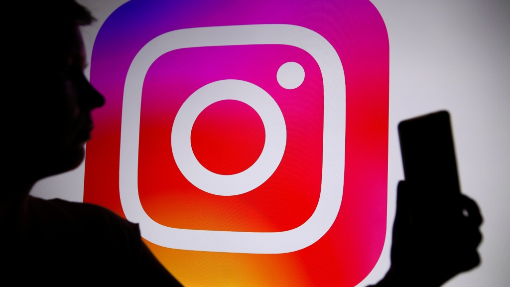 Aplicatia Instagram folosita pe un smartphone
