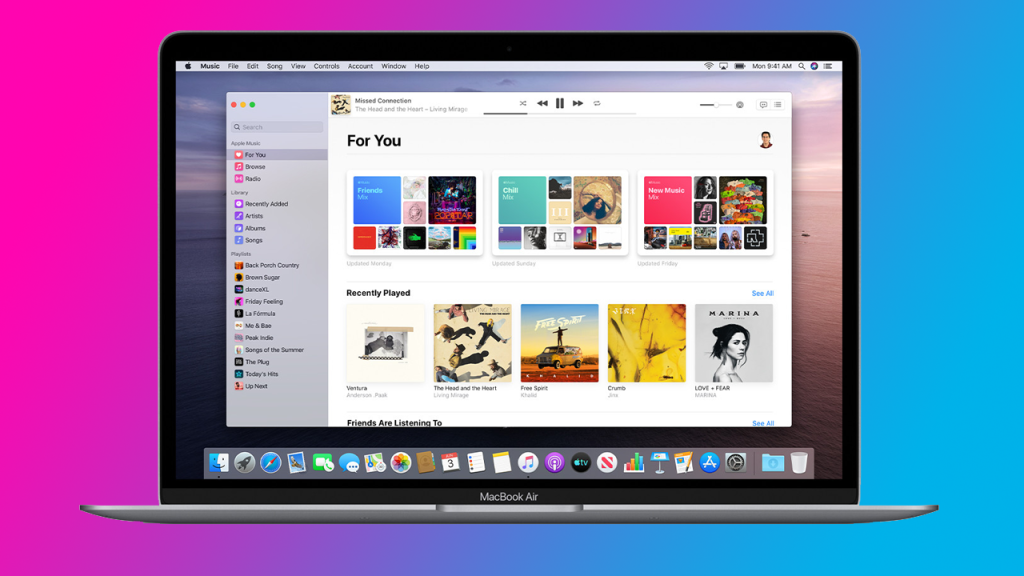 Aplicatia iTunes ruleaza pe un laptop Apple