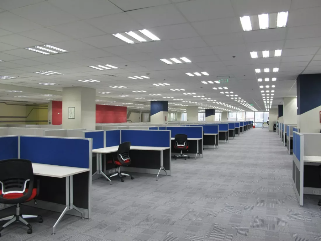 Sala de birouri goala din cauza lipsei angajatilor