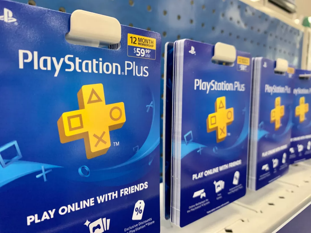 Pachete PlayStation Plus expuse pe raftul unui retailer