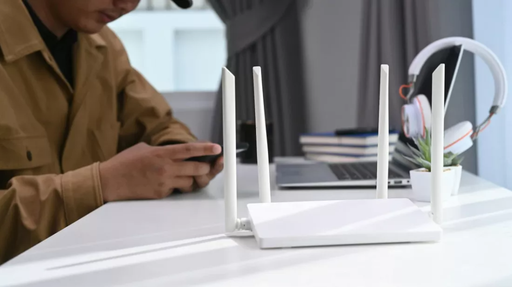 Persoana navigheaza pe Internet folosind smartphone-ul