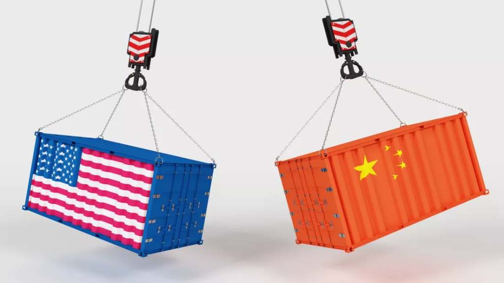 Doua containere, unul cu steagul Statelor Unite ale Americii, celalalt cu steagul Chinei