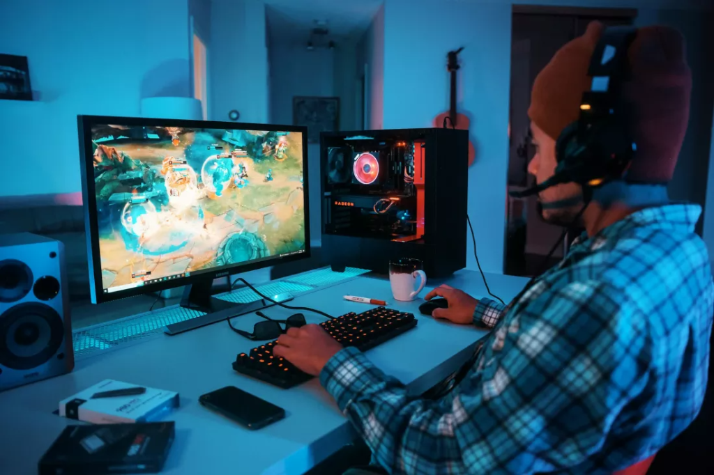 Gamer joaca jocuri pe PC