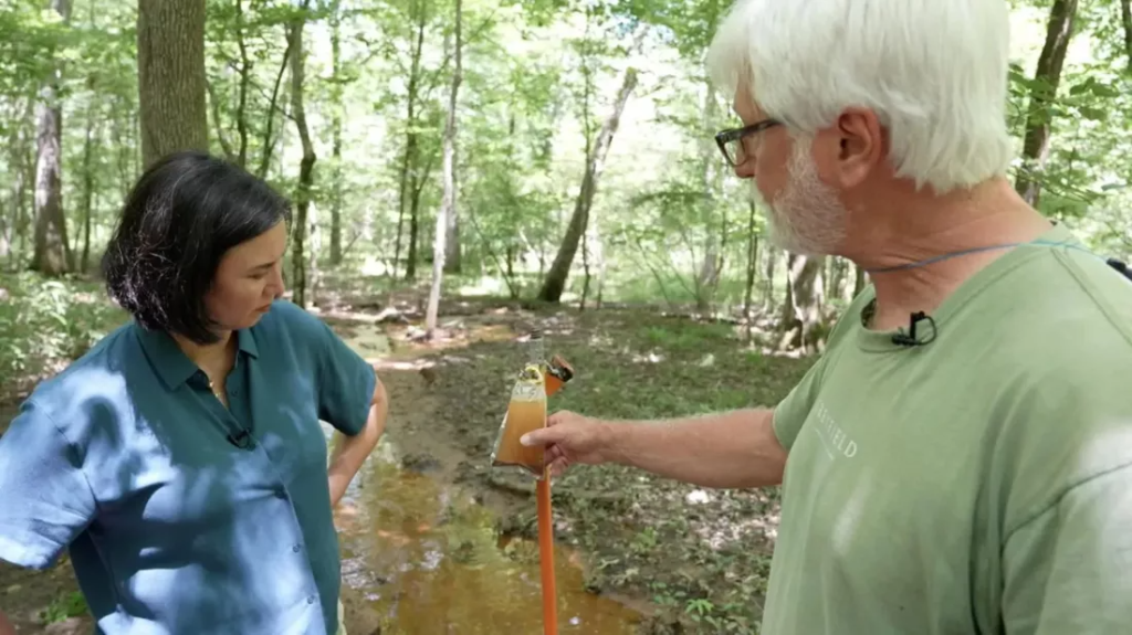 Gordon Rogers, directorul executiv al asociatiei non-profit Flint Riverkeeper, ia zilnic mostre de apă pentru a monitoriza sănătatea râului Flint, Georgia.