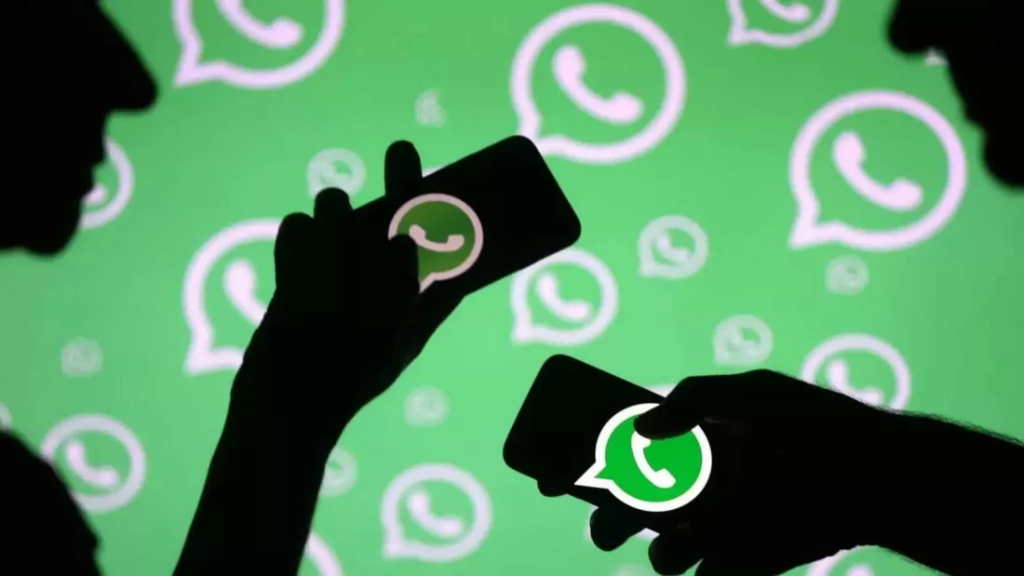 Imagine reprezentativa a doua persoane care folosesc aplicatia WhatsApp