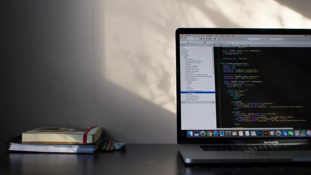 Structuri informatice rulate pe un laptop