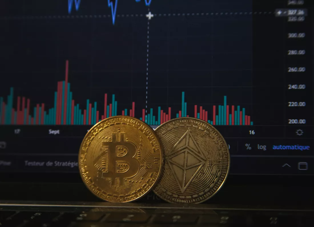Monede crypto alaturi de un grafic crypto