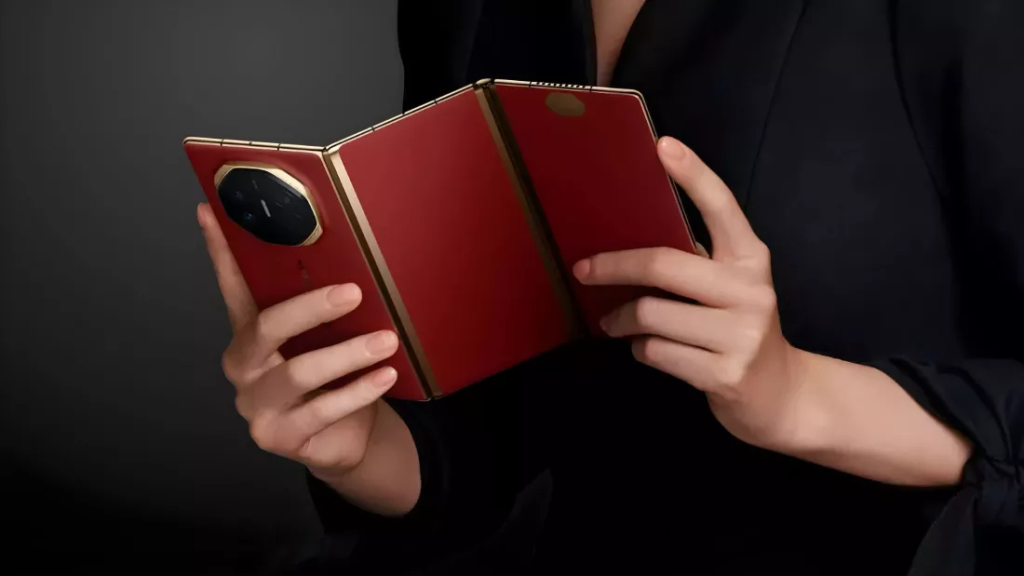 Persoana utilizeaza smartphone Samsung Trifold
