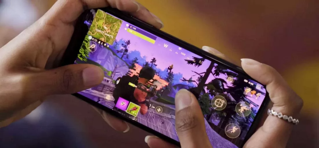 Persoana joaca Fortnite pe un smartphone Samsung