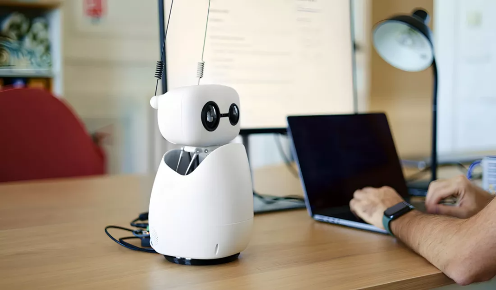 Robot desktop Reachy Mini, produs de Hugging Faces