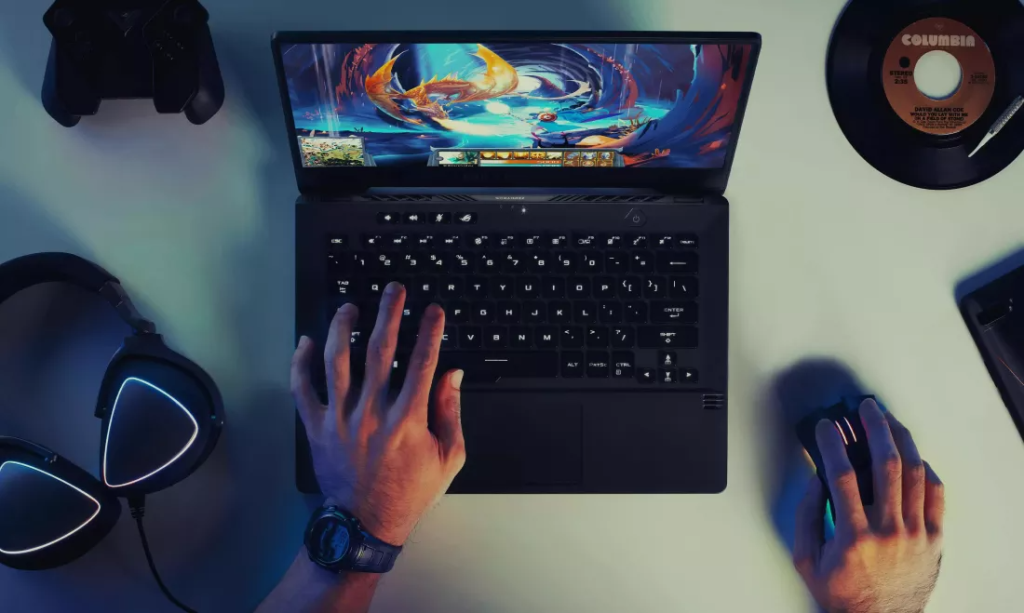 Tanar lucreaza pe laptop